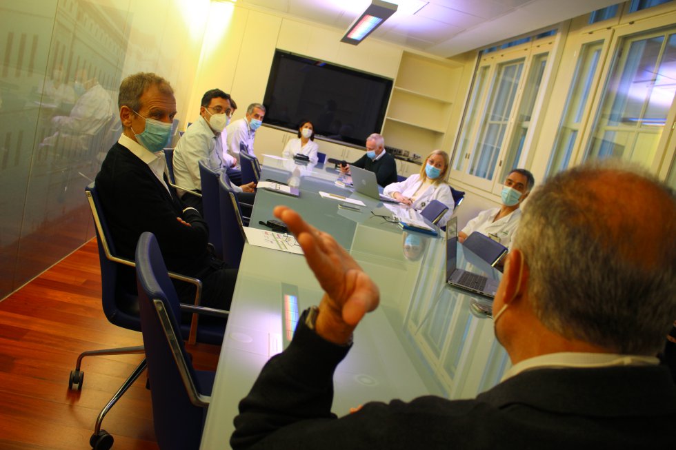 El comité de crisis escucha atentamente la intervención del epidemiólogo Antoni Trilla El comité de crisis escucha atentamente la intervención del epidemiólogo Antoni Trilla