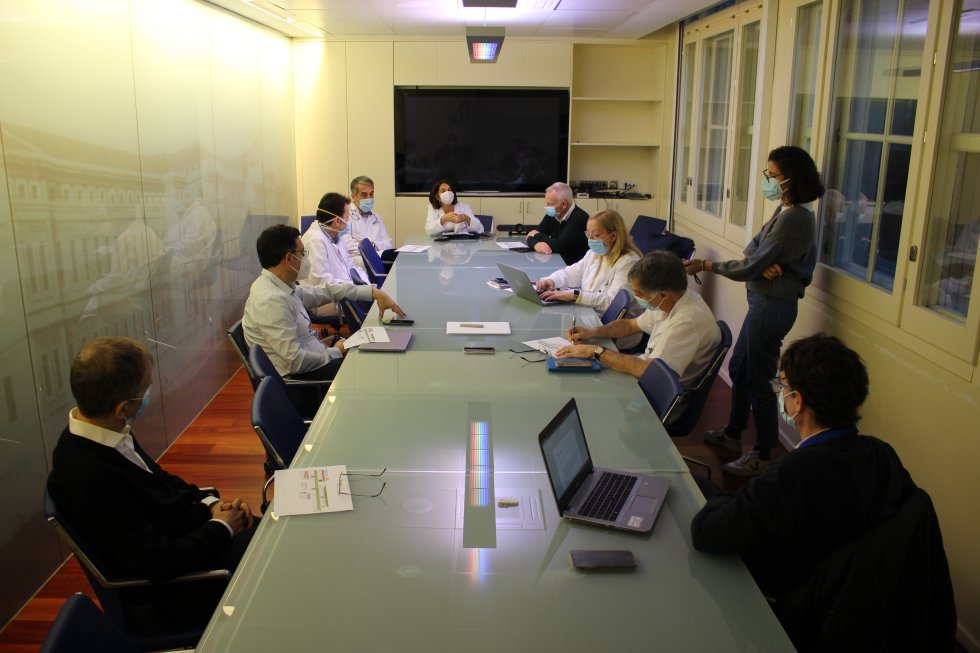 Plano general de la reunión del comité de crisis del Hospital Clínic de Barcelona Plano general de la reunión del comité de crisis del Hospital Clínic de Barcelona