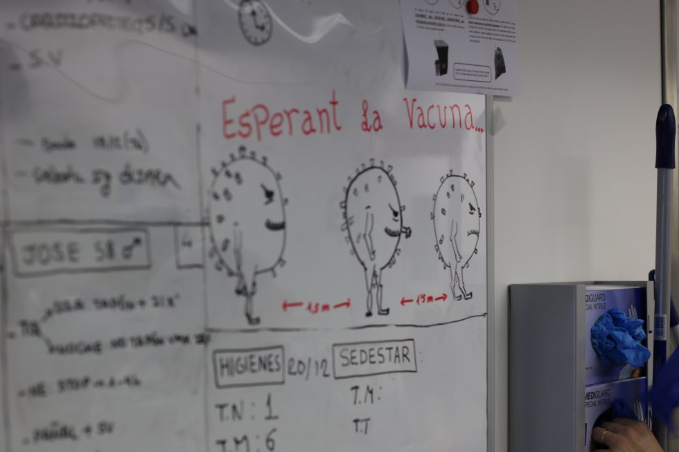 Pizarra que se puede leer en una de las salas de UCI: "Esperando la vacuna" Pizarra que se puede leer en una de las salas de UCI: "Esperando la vacuna"
