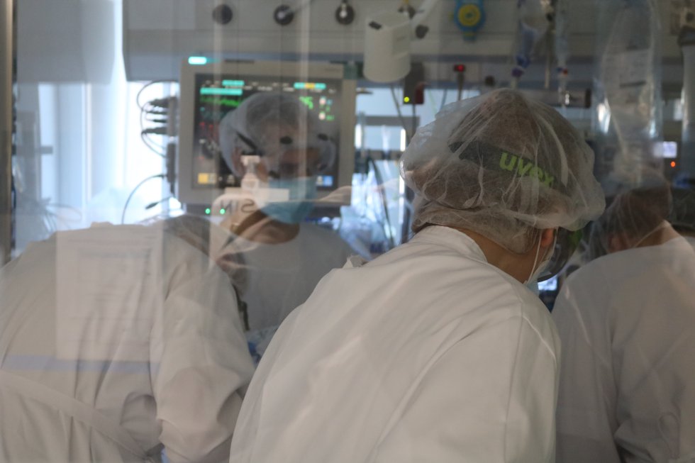 Los trabajadores de la UCI tratan a un paciente. Hasta cinco profesionales para un enfermo Los trabajadores de la UCI tratan a un paciente. Hasta cinco profesionales para un enfermo