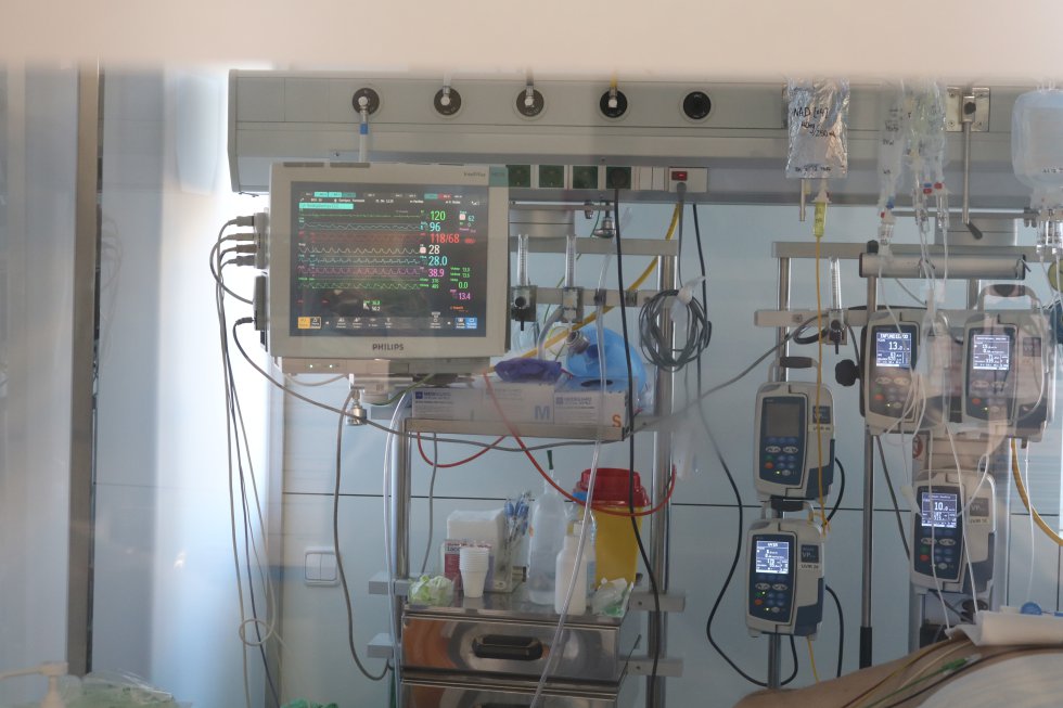 Un paciente ingresado en la UCI del Hospital Clínic de Barcelona Un paciente ingresado en la UCI del Hospital Clínic de Barcelona