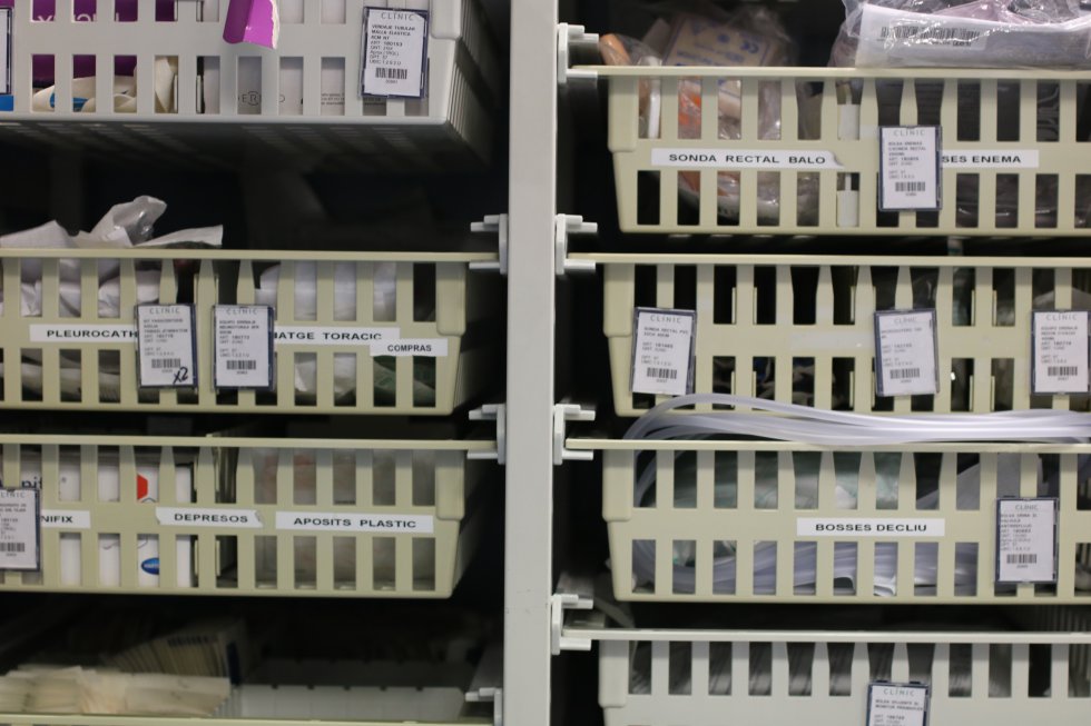 Estantería con medicinas y utensilios para atender a los pacientes de la UCI Estantería con medicinas y utensilios para atender a los pacientes de la UCI