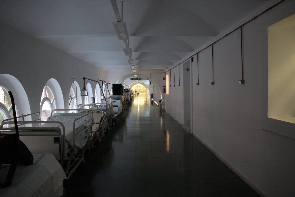 Pasillo preparado con salidas de oxígeno durante lo peor de la primera ola. Si se acababan las habitaciones, la solución sería trasladar pacientes a estas zonas con posibilidad de proporcionar oxígeno Pasillo preparado con salidas de oxígeno durante lo peor de la primera ola. Si se acababan las habitaciones, la solución sería trasladar pacientes a estas zonas con posibilidad de proporcionar oxígeno