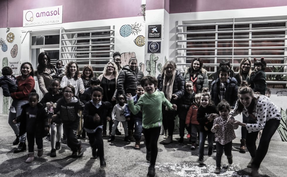 Las familias monoparentales españolas tienen la opción de recurrir a sus familiares para que les ayuden en la conciliación, pero esto es otra penalización extra que sufren las familias inmigrantes que no cuentan con esos familiares a los que poder recurrir en nuestro país. Las familias monoparentales españolas tienen la opción de recurrir a sus familiares para que les ayuden en la conciliación, pero esto es otra penalización extra que sufren las familias inmigrantes que no cuentan con esos familiares a los que poder recurrir en nuestro país.