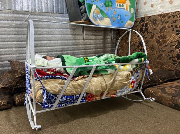 Hiba otra recién nacida en Azraq duerme en su cuna. Hiba otra recién nacida en Azraq duerme en su cuna.