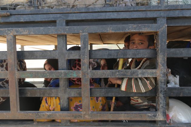 Mujeres y niños apiñados en la parte trasera de un camión de camino a Ain Issa, el 9 de noviembre de 2016 Mujeres y niños apiñados en la parte trasera de un camión de camino a Ain Issa, el 9 de noviembre de 2016