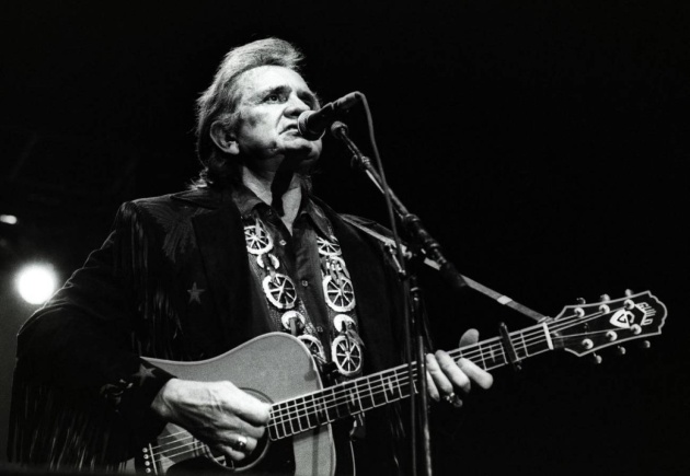 Johnny Cash durante un concierto en los noventa