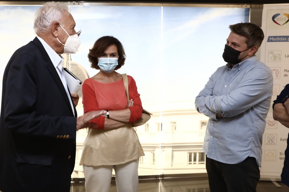 Carmen Calvo y José Manuel García-Margallo junto a Aimar Bretos, director de 'Hora 25'. Carmen Calvo y José Manuel García-Margallo junto a Aimar Bretos, director de 'Hora 25'.