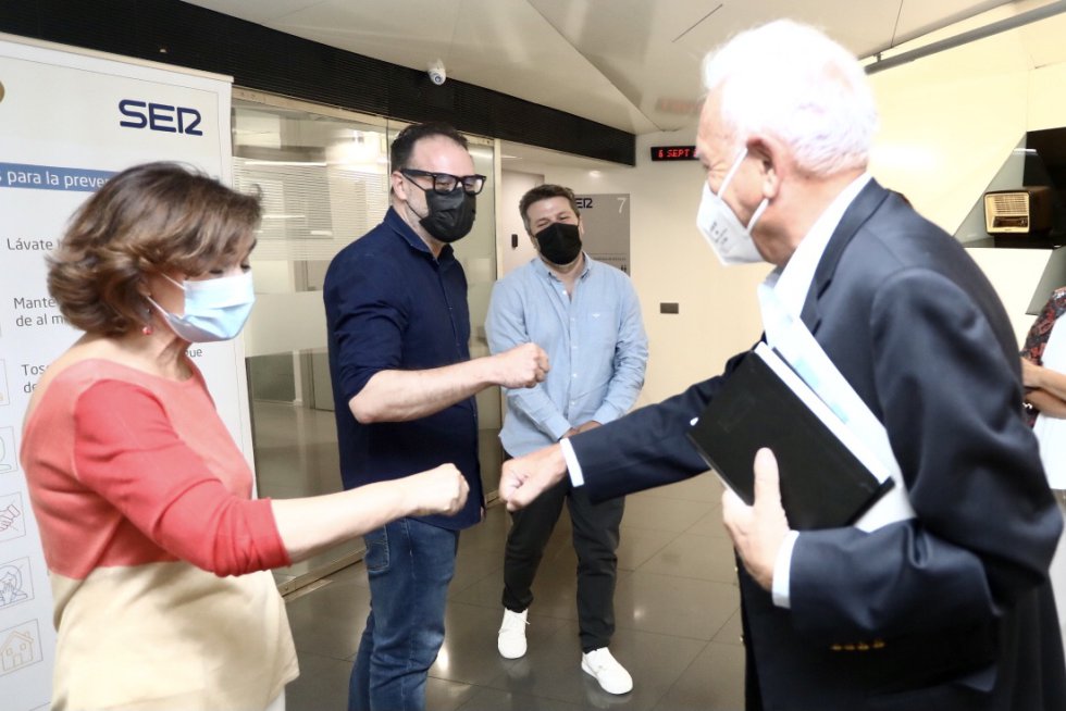 José Manuel García-Margallo a su llegada a la Cadena SER saludando a Carmen Calvo, a Guillermo Rodríguez, director de Informativos de la Cadena SER, y a Aimar Bretos, director de 'Hora 25'. José Manuel García-Margallo a su llegada a la Cadena SER saludando a Carmen Calvo, a Guillermo Rodríguez, director de Informativos de la Cadena SER, y a Aimar Bretos, director de 'Hora 25'.