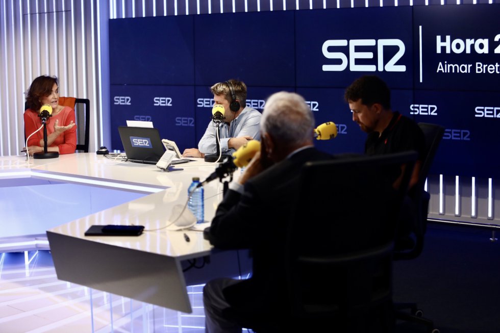 Carmen Calvo, Pablo Iglesias y José Manuel García-Margallo junto a Aimar Bretos, director de 'Hora 25'. Carmen Calvo, Pablo Iglesias y José Manuel García-Margallo junto a Aimar Bretos, director de 'Hora 25'.