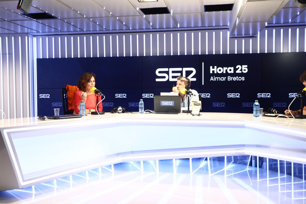 Carmen Calvo, interviene ante la mirada de Aimar Bretos, director de 'Hora 25'. Carmen Calvo, interviene ante la mirada de Aimar Bretos, director de 'Hora 25'.