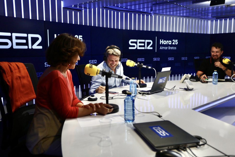 Carmen Calvo, Pablo Iglesias y Aimar Bretos, director de 'Hora 25', ríen antes del inicio de 'El Ágora de Hora 25'. Carmen Calvo, Pablo Iglesias y Aimar Bretos, director de 'Hora 25', ríen antes del inicio de 'El Ágora de Hora 25'.