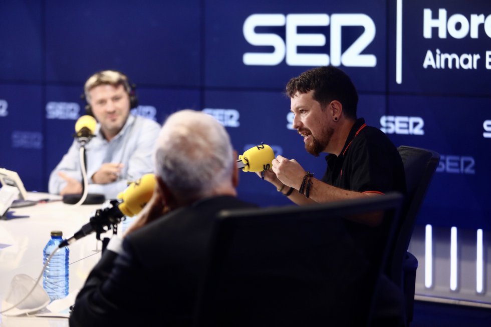 Pablo Iglesias interviene ante la mirada de José Manuel García-Margallo y Aimar Bretos, director de 'Hora 25'. Pablo Iglesias interviene ante la mirada de José Manuel García-Margallo y Aimar Bretos, director de 'Hora 25'.
