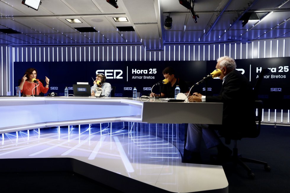 Carmen Calvo, Pablo Iglesias y José Manuel García-Margallo junto a Aimar Bretos, director de 'Hora 25'. Carmen Calvo, Pablo Iglesias y José Manuel García-Margallo junto a Aimar Bretos, director de 'Hora 25'.