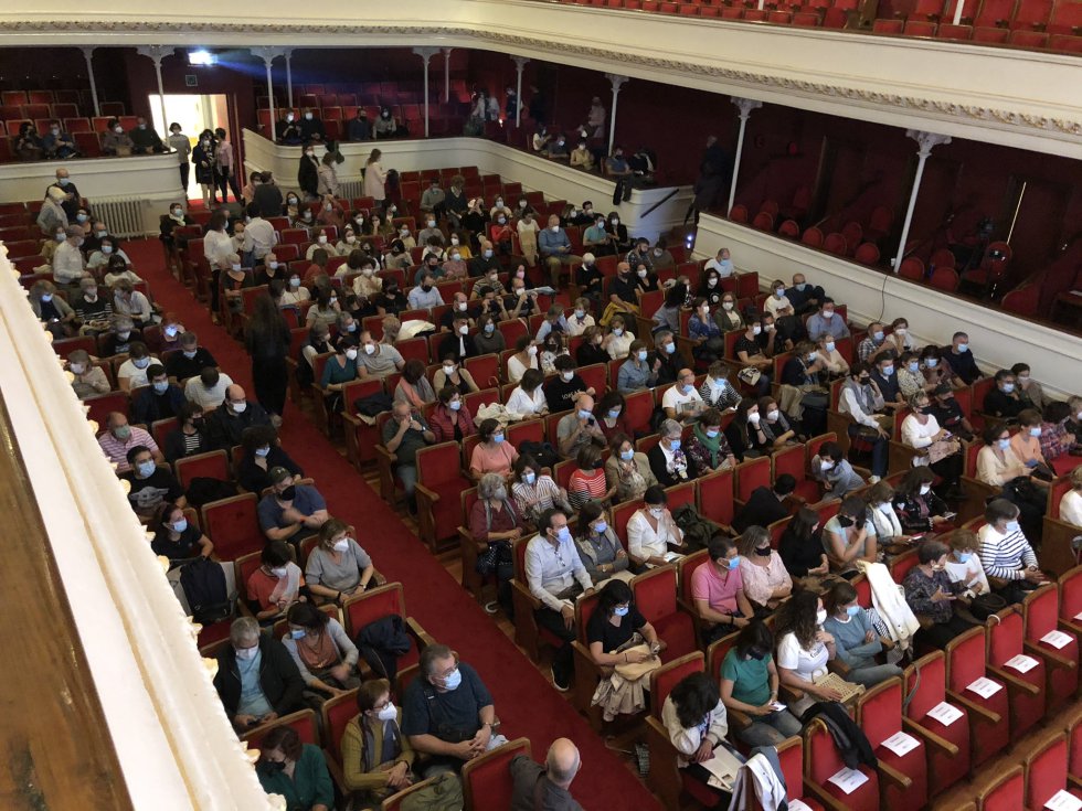 El público en el patio de butacas de la Sociedad Filarmónica de Bilbao. El público en el patio de butacas de la Sociedad Filarmónica de Bilbao.