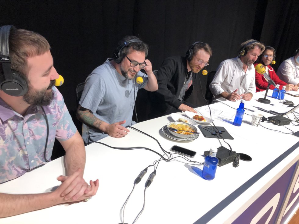 Los colaboradores sopesan su decisión final en el concurso gastronómico en Bilbao. Los colaboradores sopesan su decisión final en el concurso gastronómico en Bilbao.