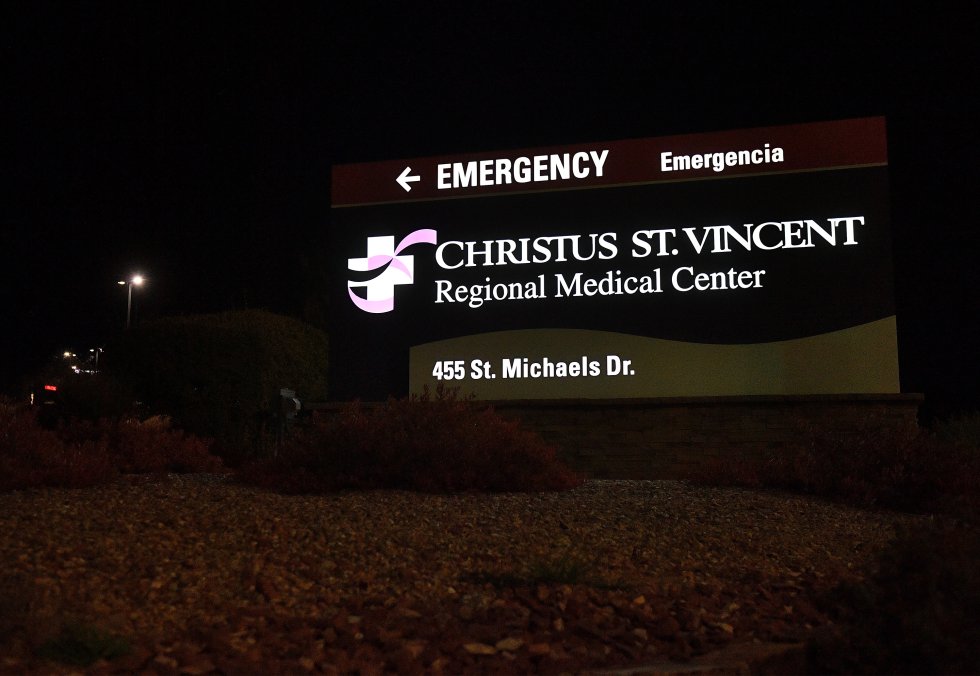 Exteriores del centro médico Christus St. Vincent, en Santa Fe (Nuevo México, EEUU), donde el director de la película 'Rust', Joel Souza, ha sido atendido tras resultar herido accidentalmente por el actor Alec Baldwin Exteriores del centro médico Christus St. Vincent, en Santa Fe (Nuevo México, EEUU), donde el director de la película 'Rust', Joel Souza, ha sido atendido tras resultar herido accidentalmente por el actor Alec Baldwin