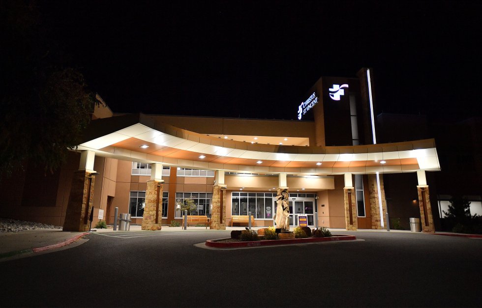Fachada del centro médico Christus St. Vincent, en Santa Fe (Nuevo México, EEUU), donde ha sido atendido el director de la película 'Rust', herido accidentalmente por el actor y producto Alec Baldwin.