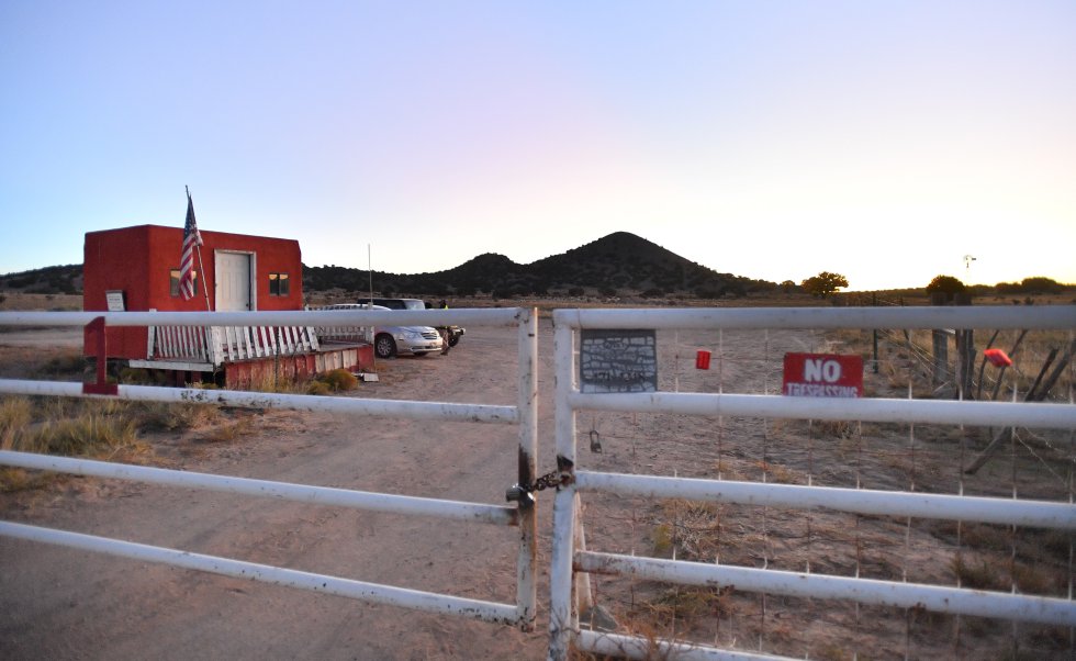 Puerta de acceso al Rancho Bonanza Creek, en Santa Fe (Nuevo México, EEUU), donde se estaba rodando la película 'Rust' hasta que el acotr Alec Baldwin ha matado por error a la directora de fotografía, Halyna Hutchins, hiriendo también al director del filme, Joel Souza, con un arma que parecía de fogueo.