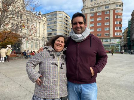 Rosa y Javi, dos vecinos de Santander que luchan contra la instalación de concertinas en el puerto.