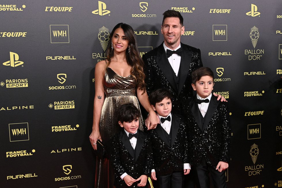 La familia de Lionel Messi posa junto al jugador en la alfombra roja. 