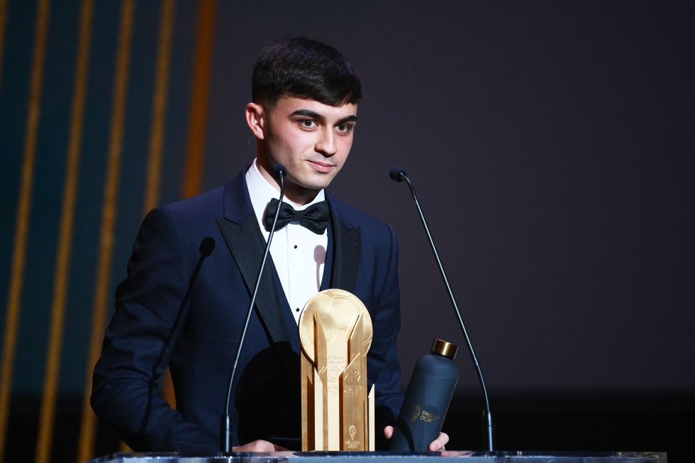 Pedri, jugador del Barcelona y de la Selección española, ha sido el ganador del Trofeo Kopa como mejor jugador menor de 21 años.