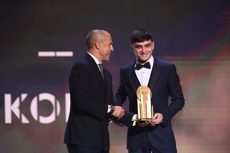 Pedri, jugador del Barcelona y de la Selección española, recibe el Trofeo Kopa como mejor jugador menor de 21 años.