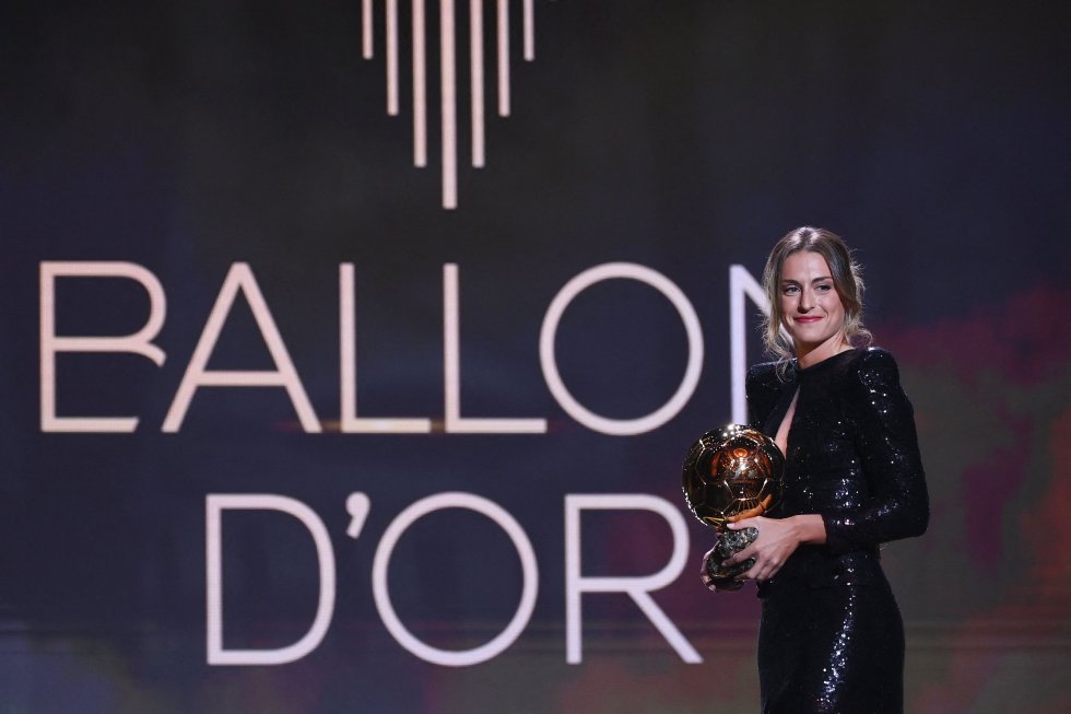 Alexia Putellas, jugadora del Barça, se convierte en la primera jugadora española en ganar un Balón de Oro. 
