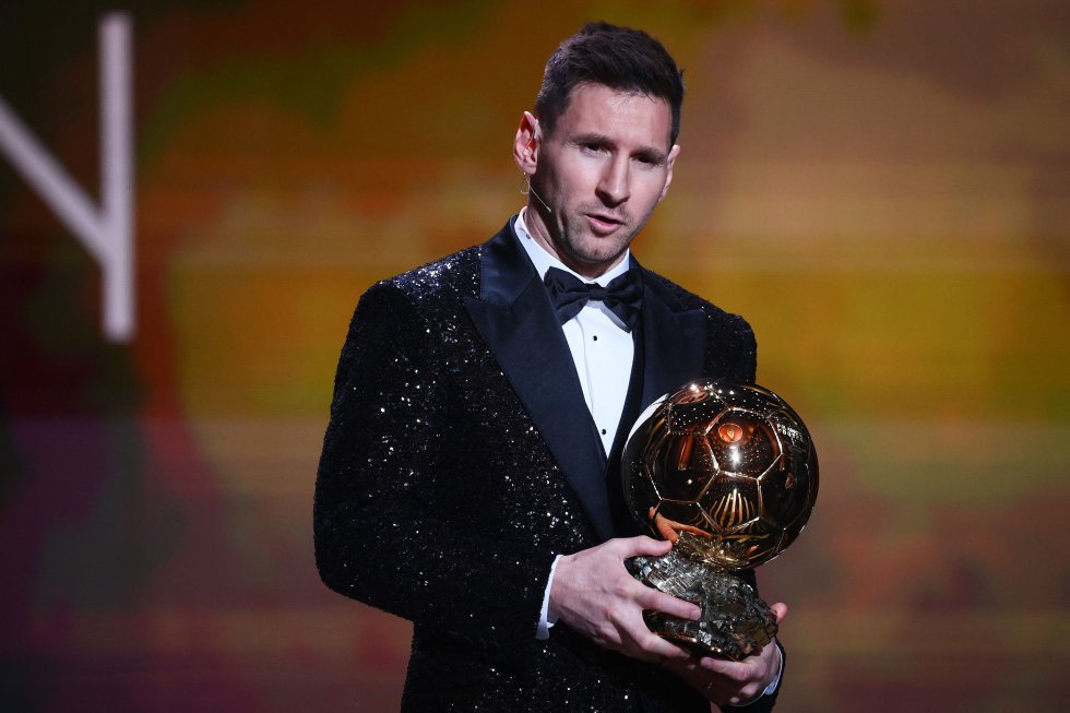 Messi recibe su séptimo Balón de Oro. 