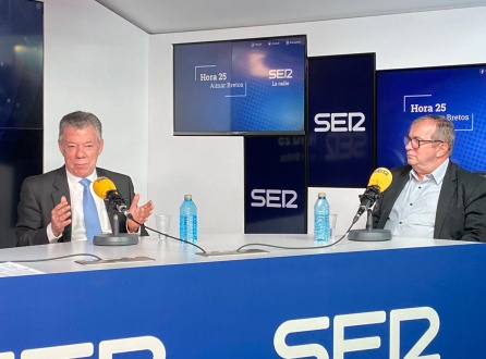 Juan Manuel Santos and Rodrigo Londoño, at the same table, at SER. Juan Manuel Santos and Rodrigo Londoño, at the same table, at SER.