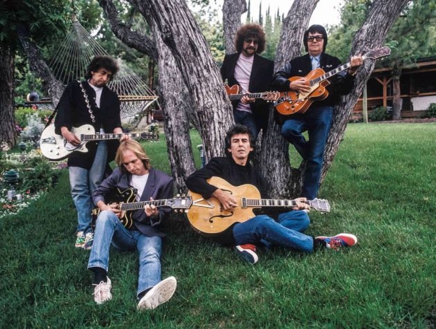 Bob Dylan, Jeff Lynne y Roy Orbison (de pie) y Tom Petty junto a George Harrison en una fotografía del primer disco de los Traveling Wilburys