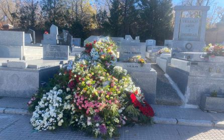 Imagen de la sepultura de Almudena Grandes cubierta de flores en el cementerio civil de Madrid, el viernes 3 de diciembre de 2021.