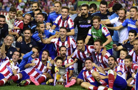 Atleti players, on the Vicente Calderón lawn, with the Spanish Super Cup