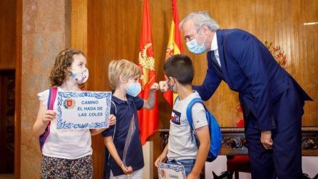 El alcalde de Zaragoza, Jorge Azcón, recibió en el consistorio a los alumnos del CPI San Jorge de Valdespartera para escuchar sus propuestas