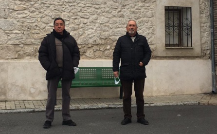 Olegario Acebes, profesor jubilado, y Javier Sanz, alcalde de Frumales en una de las plazas del pueblo segoviano.