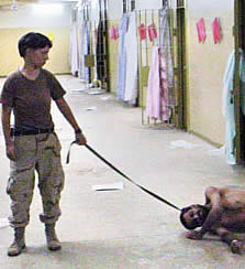 Una de las fotos publicadas por "The Washington Post", donde se ve a una soldado norteamericano sujetando con una correa a un preso iraquí (The Washington Post)