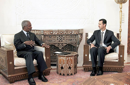 REUNIÓN EN DAMASCO. El secretario general de la ONU, Kofi Annan (izqda.), durante su reunión con el presidente de Siria, Bachar el Asad, en Damasco.