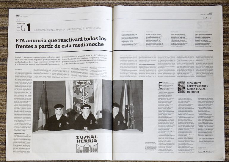 Páginas interiores de los diarios Gara y Berria, que publican un comunicado de ETA en el que la organización terrorista da por finalizado el alto el fuego.
