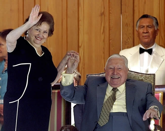 Lucía Hiriart, viuda de Pinochet, junto a su marido