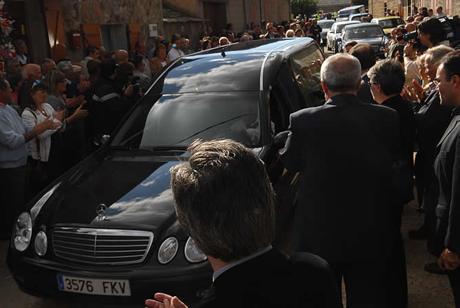 Llegada del coche fúnebre con los restos de Carlos Llamas a Muelas de los Caballeros (Foto: Pedro Menéndez)