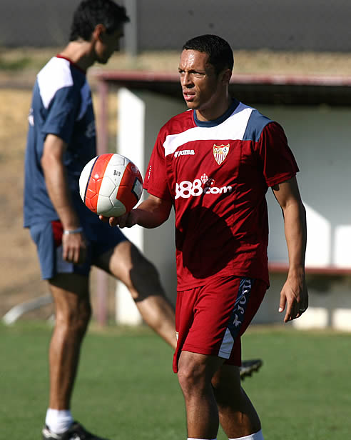 Adriano, durante un entrenamiento del Sevilla