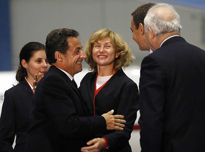 Zapatero y Sarkozy en el aeropuerto de Torrejón tras la llegada de las cuatro azafatas retenidas en Chad