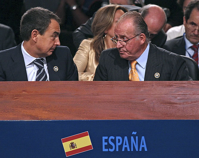 El Rey y Zapatero durante el Plenario de la XVII Cumbre Iberoamericana