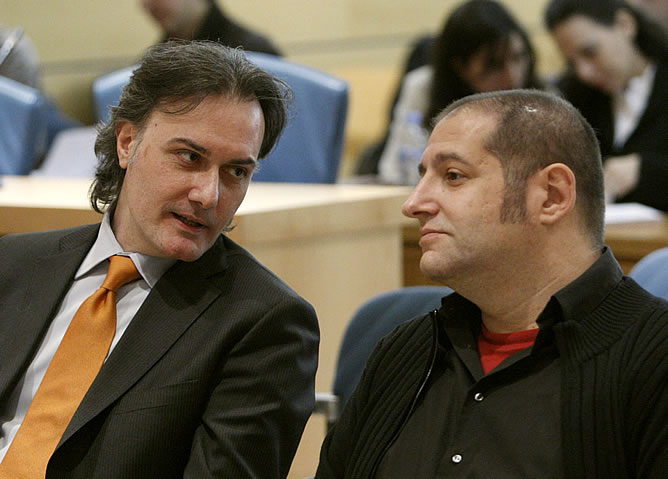 Guillermo Torres y Manel Fontdevila en el banquillo