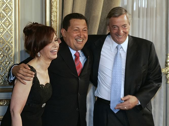 La nueva presidenta, Cristina Fernández, y el presidente saliente, Néstor Kirchner, posan sonrientes con él presidente venezolano, Hugo Chávez.