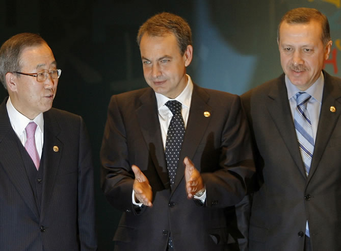 El secretario general de la ONU, Ban Ki Moon, y el presidente del Gobierno, Zapatero, posan en la inauguración del Foro