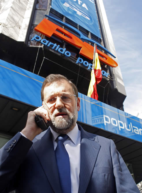 Mariano Rajoy habla por teléfono móvil tras comparecer y dar su opinión ante los medios tras el atentado