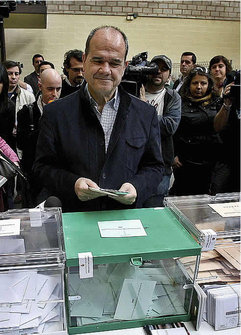 El secretario general del PSOE-A y candidato a la reelección como presidente de la Junta de Andalucía, Manuel Chaves, votando en Sevilla
