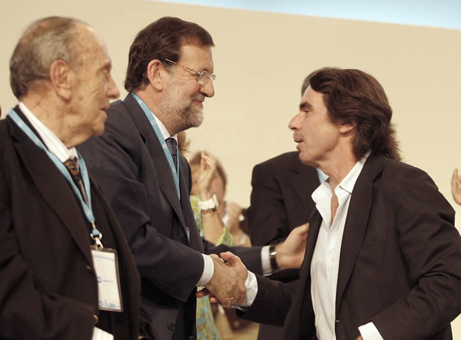 El presidente de honor del PP ha dedicado este sábado un saludo menos frío que el día anterior al líder del partido, Mariano Rajoy. En la imagen, también aparece Manuel Fraga.
