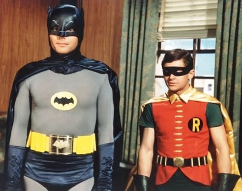 Batman y Robin con esa estética que les encumbraría en la estética pop